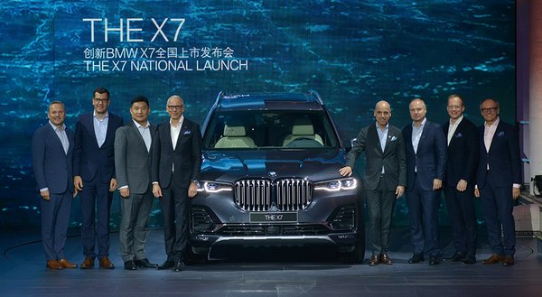 创新BMW X7全国上市发布会-高层合影（从左至右依次为）：华晨宝马汽车有限公司营销高级副总裁 高翔先生；BMW品牌管理高级副总裁 Thiemer博士；宝马（中国）汽车贸易有限公司总裁 刘智博士；宝马集团董事，负责宝马集团客户、品牌及销售业务 诺达先生；宝马集团董事，负责企业财务 彼得先生；宝马集团大中华区总裁兼首席执行官 高乐先生；BMW品牌产品管理高级副总裁 Henrich博士；华晨宝马汽车有限公司总裁兼首席执行官 魏岚德博士。