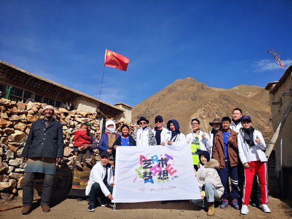 艺术家沈敬东、范学宜、高孝午、刘子宁老师与I DO 基金会及侨福芳草地的工作同仁前往西藏那曲县，到优秀学生家家访，给予鼓励及支持。