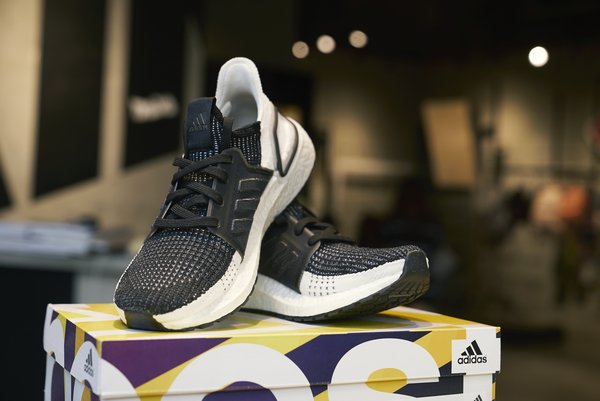 UltraBOOST 19跑鞋全新黑白配色