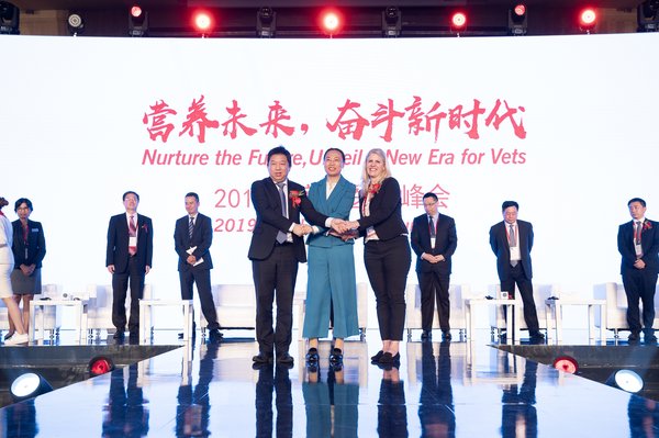 中国兽医协会、皇家宠物食品、玛氏医疗健康集团三方共同签署了《中国小动物兽医人才发展共建备忘录》