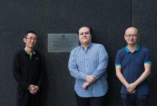 悉尼大学Jin Ma教授（左）、Albert Y. Zomaya教授（中）与Wei LI博士（右）