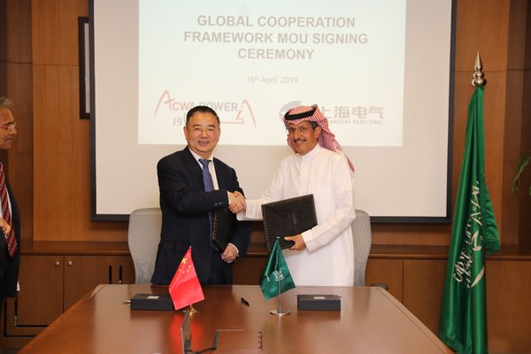 Jianhua Zheng (left), the CEO and Chairman of Shanghai Electric and Muhammed A.Abunayyan (right), the Chairman of ACWA Power