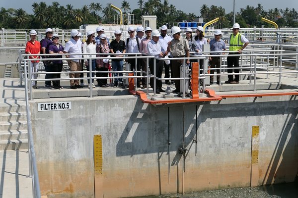 Dato’ Ir. Jaseni Maidinsa (brown shirt, middle right) showing Dato’ Teo Yen Hua (on Dato’ Jaseni’s right), media and visiting water industry players around the Sungai Dua Water Treatment Plant.