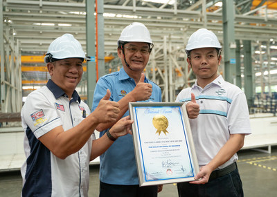 Group photo of Edwin Yeoh, one of the judges on the Malaysia Book of Records jury (left), Baru Bian, the Minister of Works, Malaysia (middle) and Wang Anhui, executive general manager of IBS plant, at the award ceremony