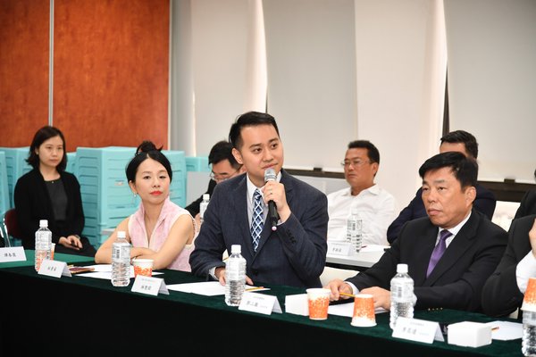 Henry Lam Ph.D., CEO of XYD.CN -SimpleCredit, participated in the Hong Kong-China Youth Exchange Symposium to share the company's business experiences in Chongqing