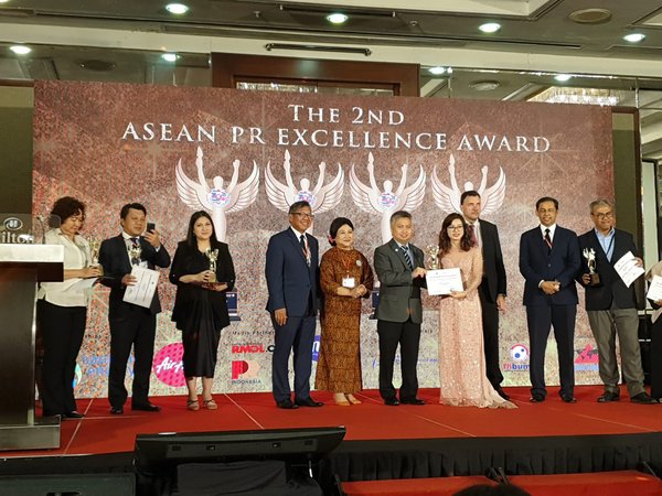 PR Newswire Country Manager, Vietnam, Mai Anh Le receiving the diamond award for the Best Online Media Company supporting PR and Communication Industry