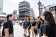 勝出「建築導賞路線設計比賽」的冠軍隊伍，在恒隆建築師張宇翔（左一）帶領下完成東京建築導賞團，欣賞多項當代建築大師的作品。