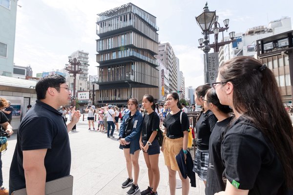 胜出〝建筑导赏路线设计比赛〞的冠军队伍，在恒隆建筑师张宇翔（左一）带领下完成东京建筑导赏团，欣赏多项当代建筑大师的作品。