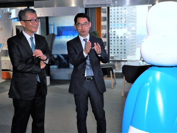 Mr. Max Yuan (right), Founder and Chairman of Shanghai Xiaoi Robot Technology Co. Ltd, shows the Financial Secretary of the Hong Kong Special Administrative Region Government Mr. Paul Chan Mo-po, GBM, GBS, MH, JP (left) the Company’s latest developments in the areas of finance, smart city and healthcare at Xiao-i’s Asia-Pacific headquarters in Hong Kong.