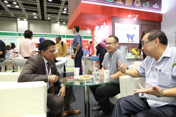 YBhg. Dato' Dr. Quaza Nizamuddin, Director General of the Department of Veterinaty Services (DVS) [Seated: Far Left] during the VIP visit to exhibitor’s booth