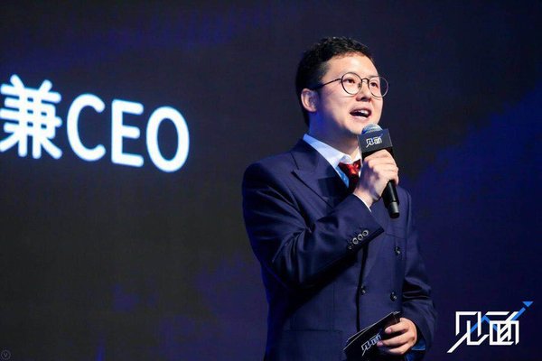 华尔街见闻创始人兼CEO吴晓鹏做开场致辞