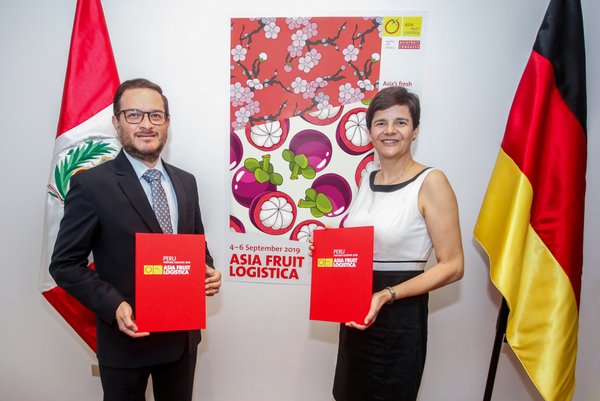 秘鲁外贸旅游部长巴斯克斯（图左）与亚洲国际果蔬展览会秘鲁官方代表联络处 -- 秘鲁德国商会常务董事 Antje Wandelt（图右）签署合作协议。