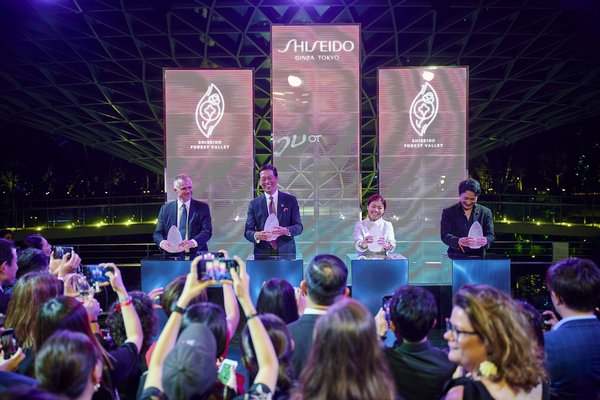 Officially marking the launch of the S E N S E art installation at SHISEIDO FOREST VALLEY: From L to R, Shiseido Travel Retail President & CEO Philippe Lesné, Shiseido Group President & CEO Masahiko Uotani, Jewel Changi Airport Development CEO Hung Jean, and SHISEIDO Chief Brand Officer Yoshiaki Okabe.