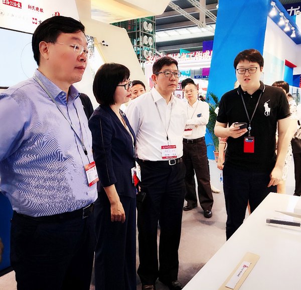 图为上海市委宣传部领导视察东方明珠智慧广电项目