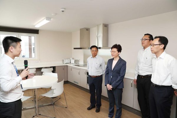 林郑月娥（左三）参观英国纽卡斯尔大学学生公寓样板间