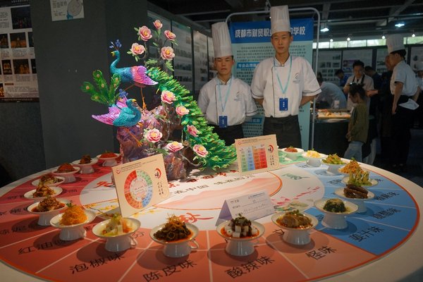 李锦记希望厨师彭淼（右）、袁县义设计的展台“食在中国 味在四川”