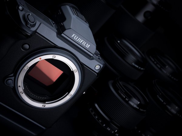 GFX系列数码相机搭载大型中画幅传感器，搭配富士胶片前沿光学技术及精湛制造工艺打造的GF系列镜头，将为用户提供可靠支持