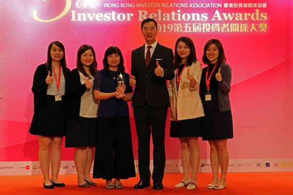 隆地产董事 -- 集团传讯及投资者关系关则辉先生（右三）与投资者关系部同事在第五届香港投资者关系大奖中接过“最佳投资者关系公司（大型股）”奖项。