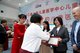 GE医疗大中华区市场推广与公共关系总监钟路音女士代表T计划志愿者接受“儿童友好使者”证书