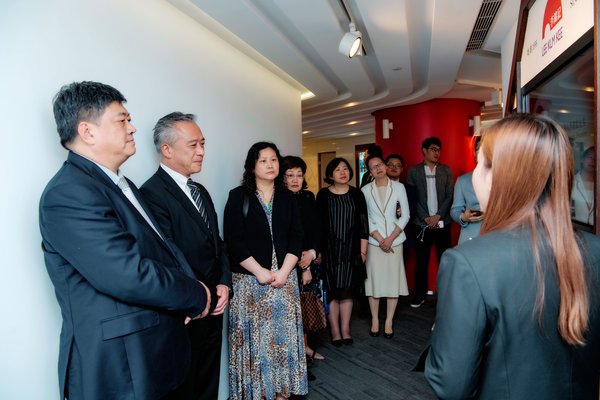 李锦记酱料集团主席李惠中先生（左二）陪同王云华副会长（左一）、王亦群副书记（左三）等嘉宾参观品牌展厅