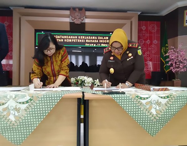 Banten省最高检察院检察长Happy Hadiastuty女士与戴耐德印尼总经理Yovita Marlina女士签署合作协议