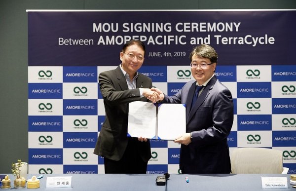 Saehong Ahn, President of Amorepacific Corporation (left), and Eric Kawabata, the Asia-Pacific Manager of TerraCycle (right), have signed an MOU at Amorepacific Headquarters for recycling empty bottles.