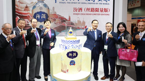 Tam Yiu Chung, member of the standing committee of the National People's Congress of PRC; Jose Yu Sunsay, former member of the standing committee of the CPPCC and chairman of HKI Group; Steven Cheng, Honorary Chairman of the Hong Kong Belt and Road Food Trade Association; Vincent Martin, Food and Agriculture Organization of the United Nations (FAO) Representative in China; Zhang Guoliang, President of the Hong Kong Federation of Journalists; Yip Cheung Chun, Chairman of Hong Kong Belt and Road Food Trade As