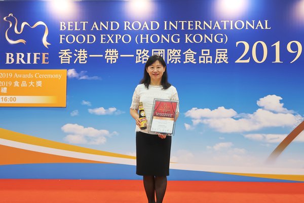 Ms. Linda Ho, President – Europe, Oceania and Emerging Markets of Lee Kum Kee Sauce Group receives awards on behalf of the Company