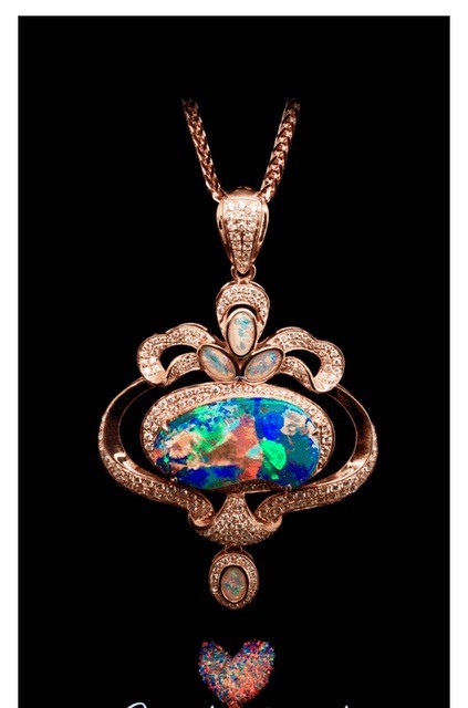 Regent Opal 以橢圓形礫背蛋白石為主體，外圍鑲嵌鑽石的18K玫瑰金吊墜
