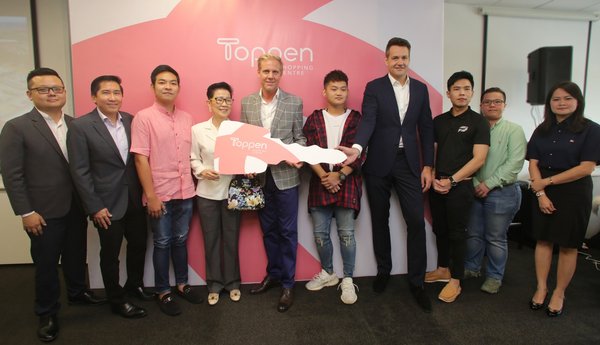 (L-R) Michael Liew, Business Director, Marrybrown; Yeoh Oon Lai, CEO, TGV Cinemas; Dato Chen Yeon Hao, Director, 7 Oaks; Chew Soo San, Managing Director, 9 to 9; Christian Olofsson, Shopping Centre and Mixed Use Director, IKEA Southeast Asia; Brian Lim, Founder and Project Director, Concept Haus; Arnoud Bakker, Head of Leasing, Southeast Asia, Ikano Centres; Franky How, Managing Director, The Pantheon Group; Wendy Tan, Area Manager, Sports Direct; and Ng Lee Tieng, CEO, Burger King Malaysia.