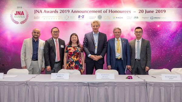 (From left) Abhishek Parekh of KGK Group; Peter Suen of Chow Tai Fook Jewellery Group; Letitia Chow of Informa Markets; David Bondi of Informa Markets; Kenneth Scarratt of DANAT; and Liu Zheng of Guangdong Land Holdings gathered at the Honouree Announcement Press Conference of the JNA Awards 2019