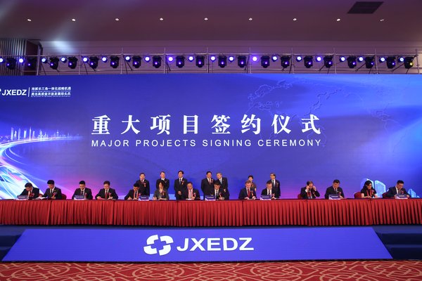 玛氏公司战略合作品牌KIND(R)大中华及北亚地区总经理戴乐博代表玛氏中国签署投资协议