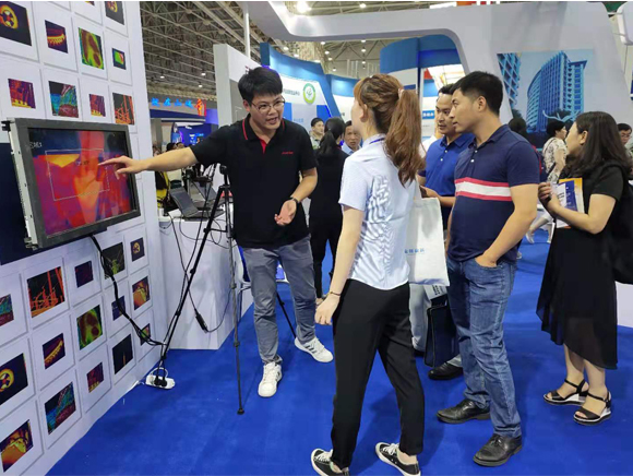 武汉双创周上，FOTRIC工作人员介绍热像技术