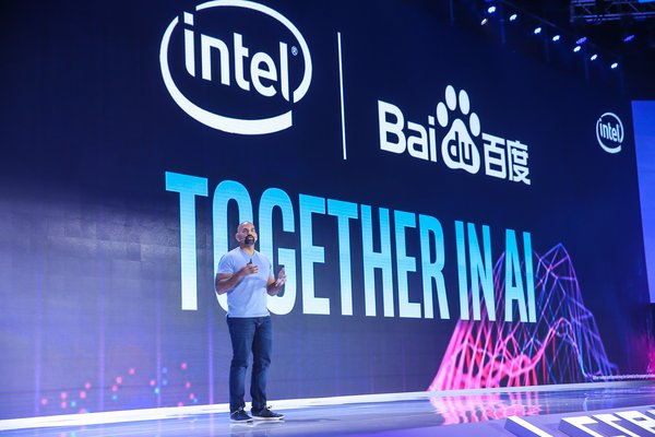 英特尔公司副总裁兼人工智能产品事业部总经理Naveen Rao发表演讲