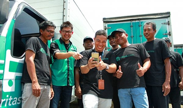 CEO/Founders of Ritase introducing the driver application to Surabaya's truck drivers