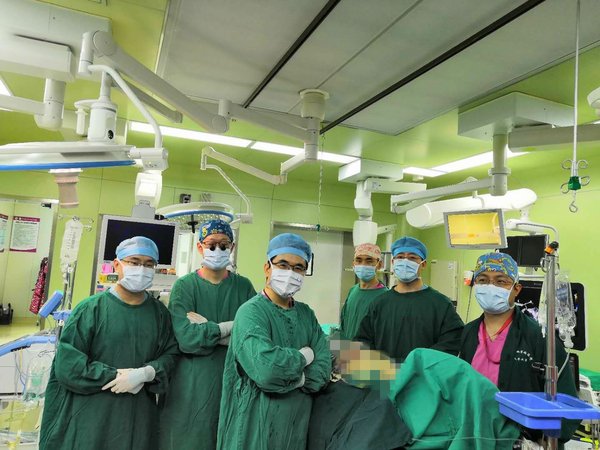 潘湘斌教授手术团队在胡盛寿院士指导下完成手术