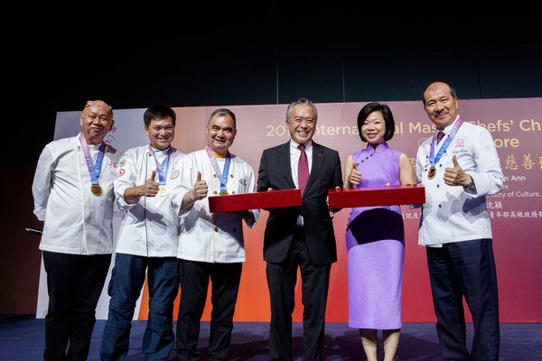 Lee Kum Kee Sauce Group Chairman Mr. Charlie Lee (third right) and Senior Minister of State at the Ministry of Culture, Community and Youth and Ministry of Communications and Information Ms. Sim Ann (second right) present souvenirs to representatives of the International Master Chef Charity Association and Kwan Sang Charity Foundation Limited in gratitude of their support towards the event.