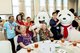 李锦记环球义工队携吉祥物李锦记熊猫及蚝宝出席“国际名厨2019新加坡慈善午宴”，与在场700位乐龄长者和残障人士亲密互动