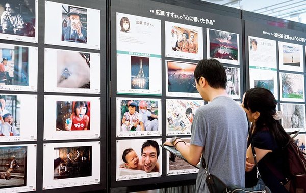 往届在日本举办的富士胶片万人照片展引发热议