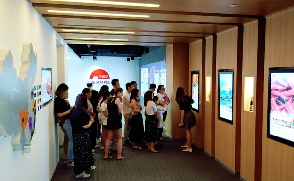 上海各界青年代表参观李锦记品牌展厅