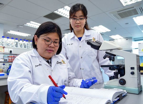 Dr Jane Gew Lai Ti and Dr Yow Yoon Yen of the Department of Biological Sciences, School of Science and Technology, Sunway University