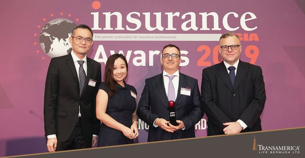全美人壽百慕達新加坡分行行政總裁Nicholas Kourteff（右二）接受2019亞洲保險大獎頒授的「最佳國際人壽保險公司 － 香港」獎項。