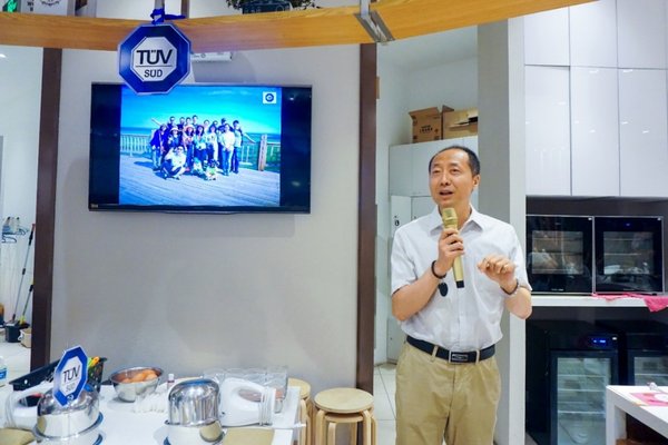TUV南德北亚区人力资源高级副总裁王卫杰先生为家庭日活动开场