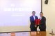 星康链总裁黄邦瑜（左）与蓝想投资控股董事长吴海林（右）签约成功
