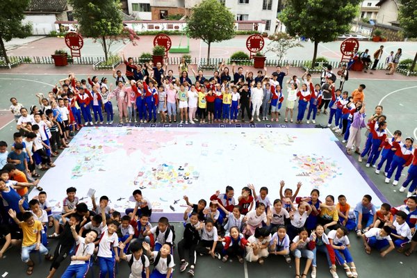 科普团与近300位小学生围着巨幅地图合照