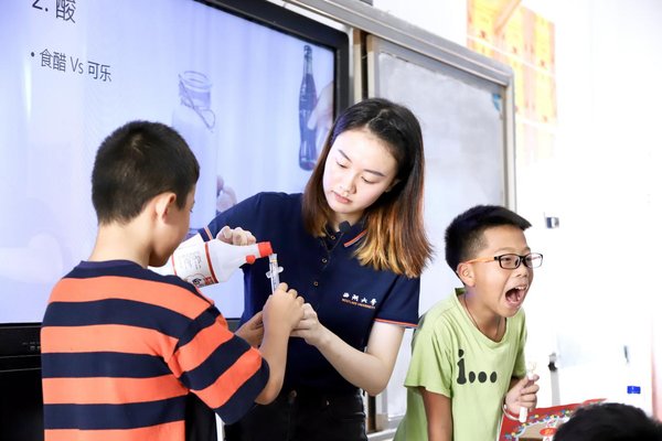 陆恬教孩子们做化学实验