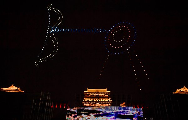 7月15日在中國山西省大同市舉行的大同雲岡文化旅遊系列活動啟動儀式上的無人機表演