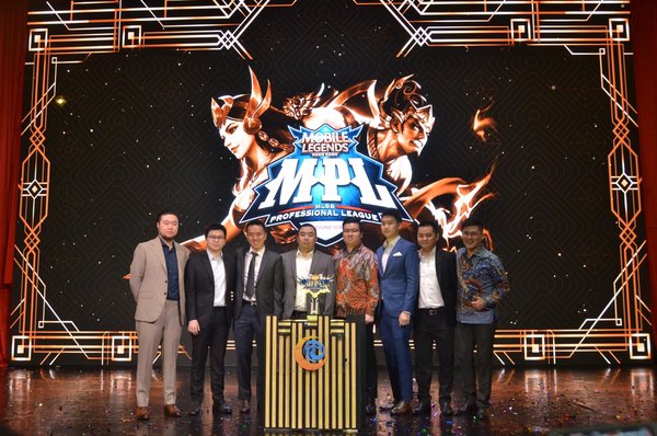 MOONTON and eight eSport Mobile Legends team representatives during the press conference of Mobile Legends: Bang Bang Professional League Season 4 at Pullman Central Park Ballroom, West Jakarta, Tuesday, July 23, 2019.
