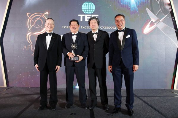 Mr Eric Phua (2nd from right) and Mr Sim Geok Soon (2nd from left) of TEE International receiving the APEA 2019 Singapore Corporate Excellence Award on behalf of the Company.