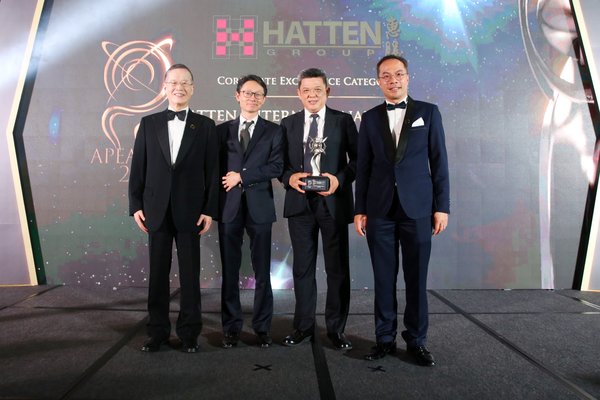 Datuk Wira Eric Tan, Corporate Advisor of Hatten International and Mr Clarence, Head of Department of Business Development & Corporate Finance receiving the APEA 2019 Singapore Corporate Excellence Award on behalf of the Company.